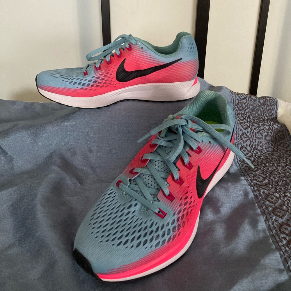 Women’s NIKE Zoom Pegasus - Picture 2 of 4